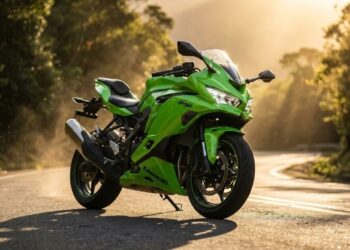 Gritando até as 15 mil rotações com um motor de quatro cilindros, a nova Kawasaki Ninja ZX-4R entrega 80 cavalos de potência por 55 mil reais e faz inveja em motos muito maiores e mais caras