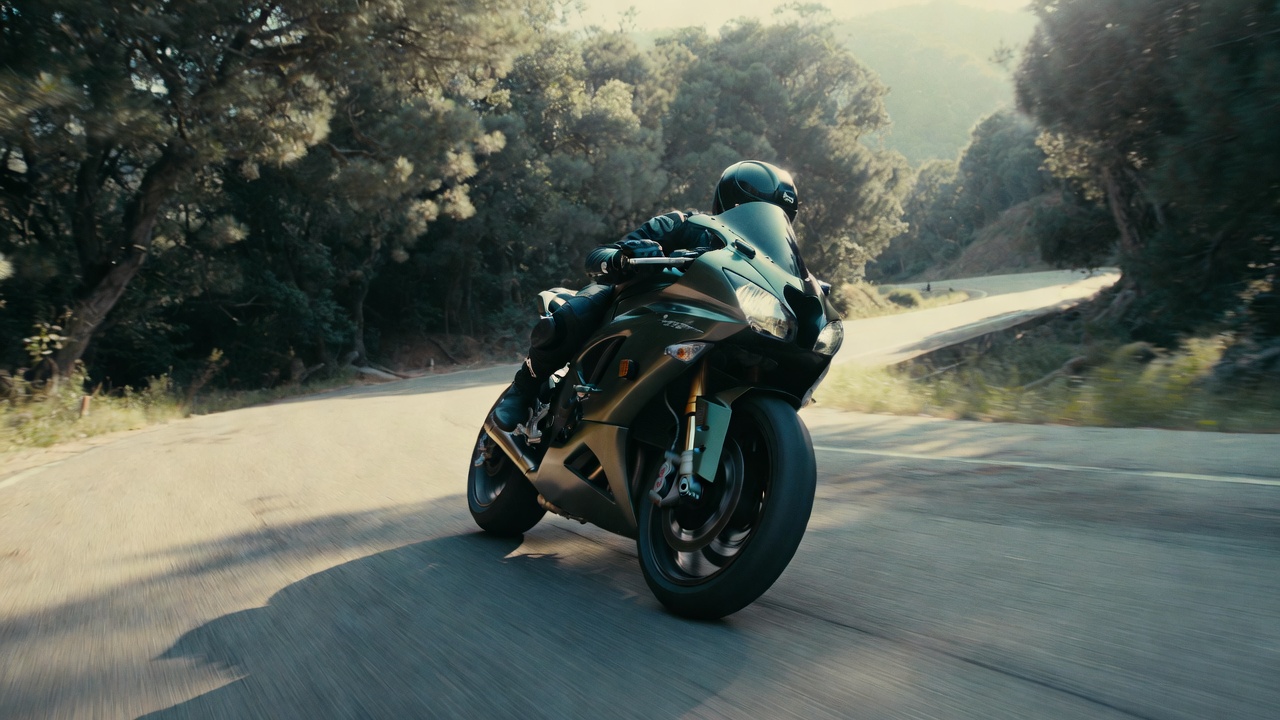 Entregando 124 cavalos aos 13.500 giros com o sistema de ar forçado, a superesportiva de 600cc pesa apenas 198 quilos em ordem de marcha