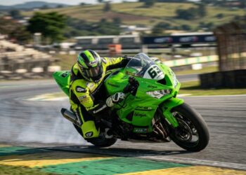 Entregando 124 cavalos aos 13.500 giros com o sistema de ar forçado, a superesportiva de 600cc pesa apenas 198 quilos em ordem de marcha