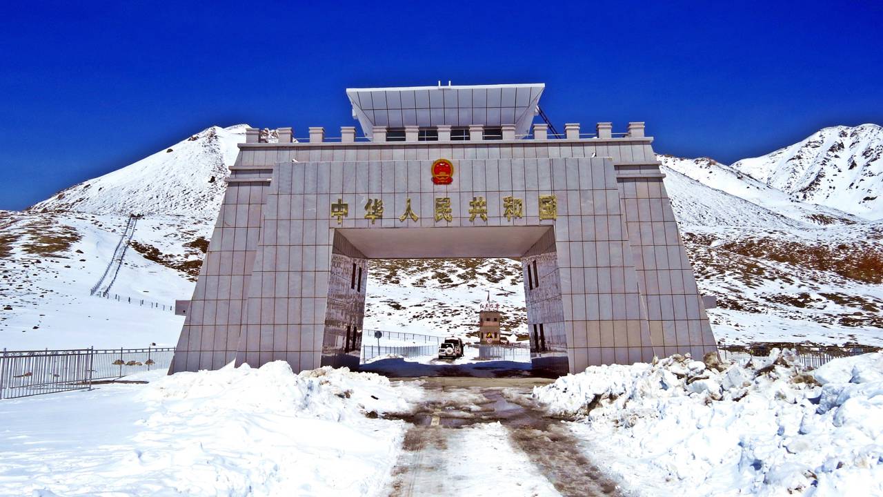 Rodovia na fronteira da China ganha fama mundial, pois seus 4.693 metros de altitude formam a passagem asfaltada mais alta e gelada de todo o mundo