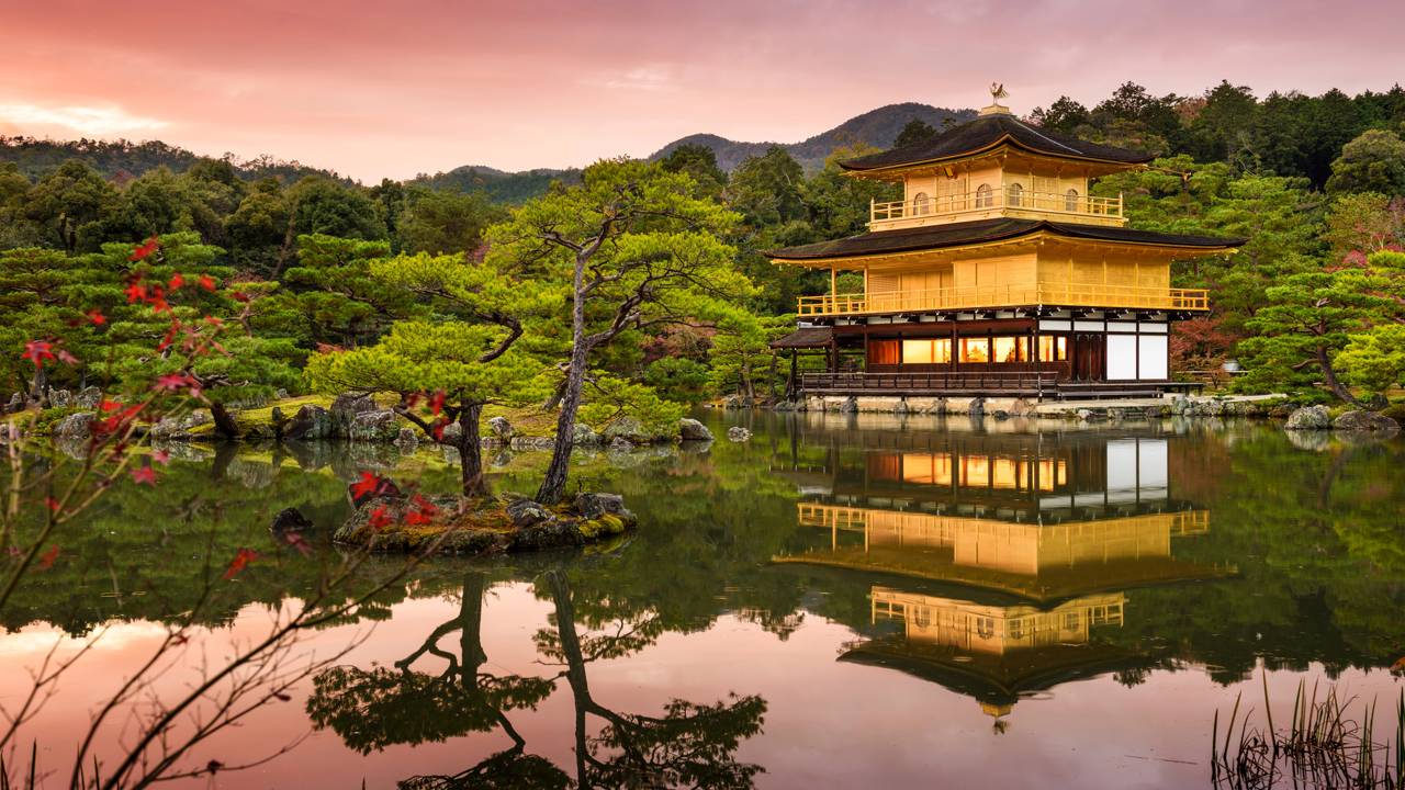 Com seus dois andares cobertos por folhas de ouro puro, o pavilhão de 1397 tornou-se o templo mais belo de Quioto e um ícone da história do Japão