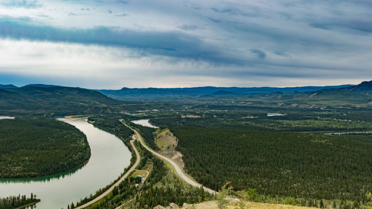Rodovia no Canadá e Alasca ganha fama pela história do ouro, pois seus 712 km de extensão seguem a trilha dos garimpeiros de 1898