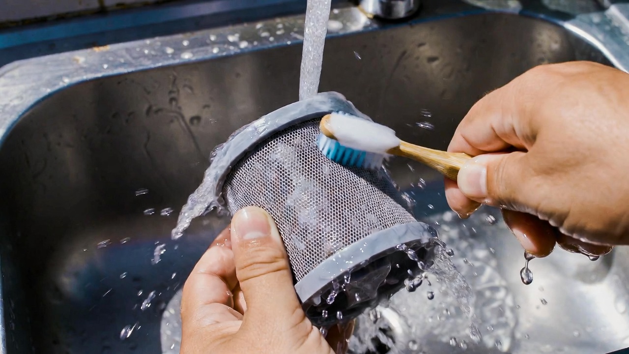 Limpar esta pequena peça escondida na máquina de lavar roupas poupa R$ 50 na conta e deixa os tecidos 2 vezes mais macios