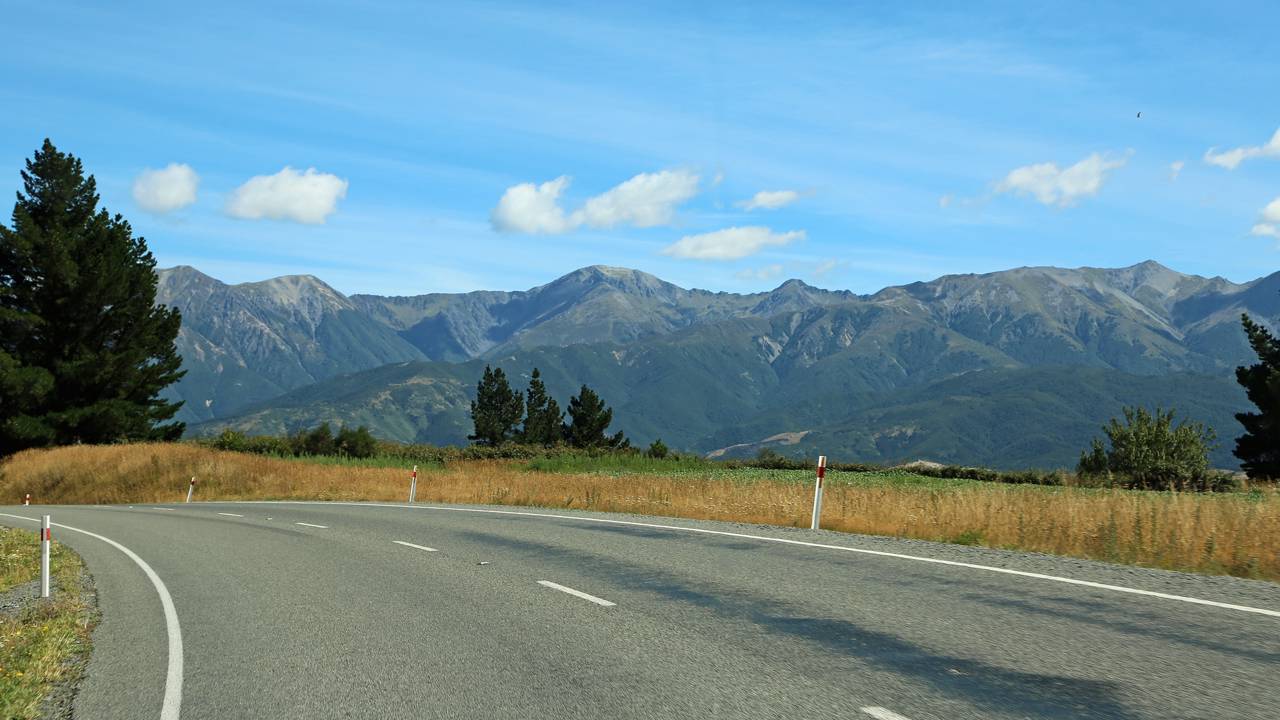 Estrada na Nova Zelândia ganha fama por suas florestas de faias, pois o trajeto de 130 km cruza os Alpes do Sul em um cenário alpino espetacular