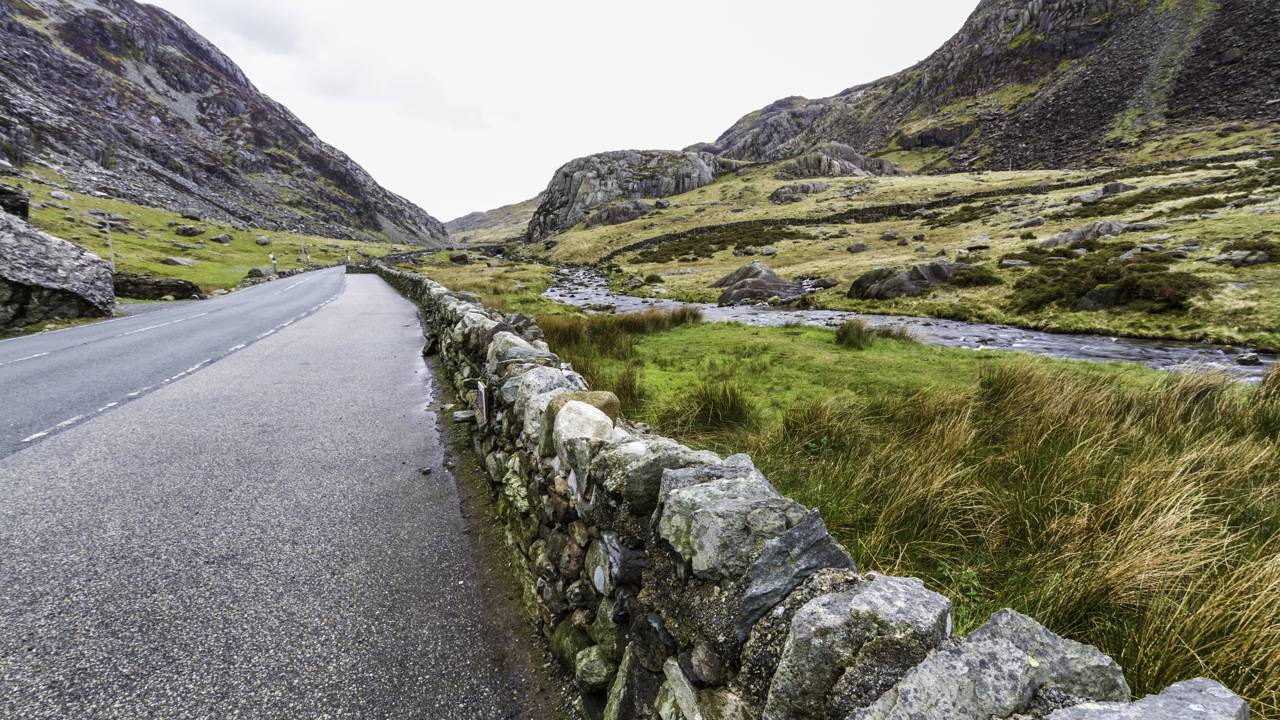 Estrada no País de Gales corta o Parque de Snowdonia; com seus paredões de rocha e 5 km de extensão, a Llanberis Pass é a rota mais épica do país