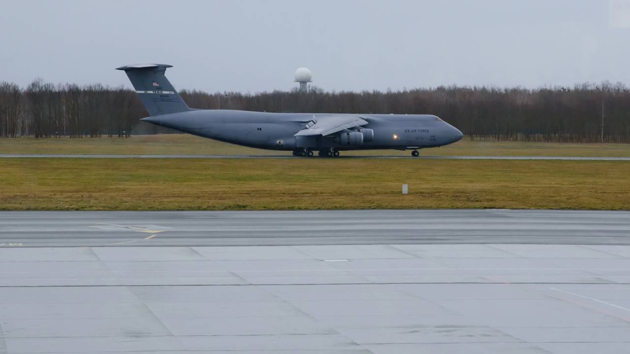 Com capacidade para 127 toneladas e trem de pouso de 28 pneus, o cargueiro C-5 Galaxy consegue dar marcha à ré sozinho e se ajoelhar para carregar
