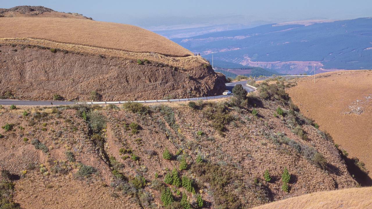 Rodovia na África do Sul ganha fama por seus 2.150 metros de altitude, pois o trajeto de 56 km possui curvas de 180 graus entre abismos e neblina
