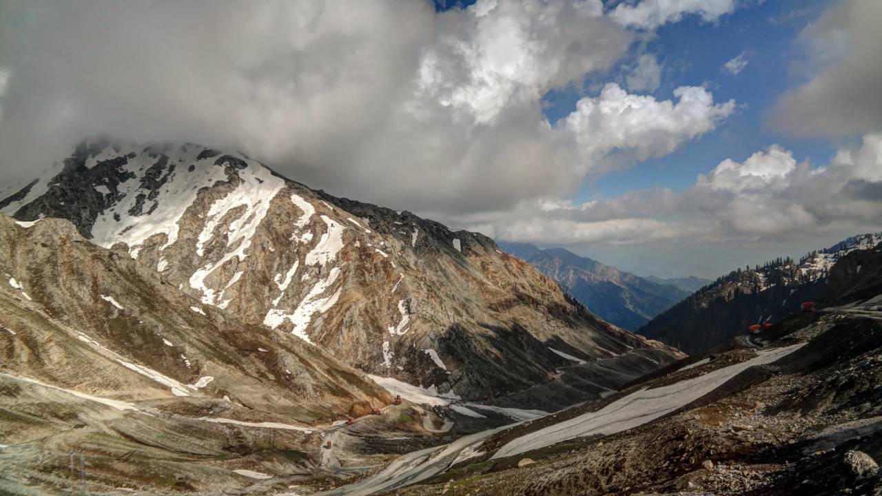 Estrada no Paquistão ganha fama por seus 3.118 metros de altitude, pois o trajeto de 8,5 km de túnel é a única via de inverno para a região de Chitral