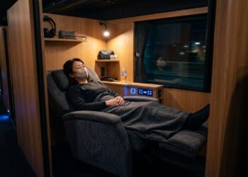 Com apenas 11 cabines privadas e luxo de hotel cinco estrelas, o Dream Sleeper no Japão virou o ônibus mais silencioso e confortável de todo o mundo