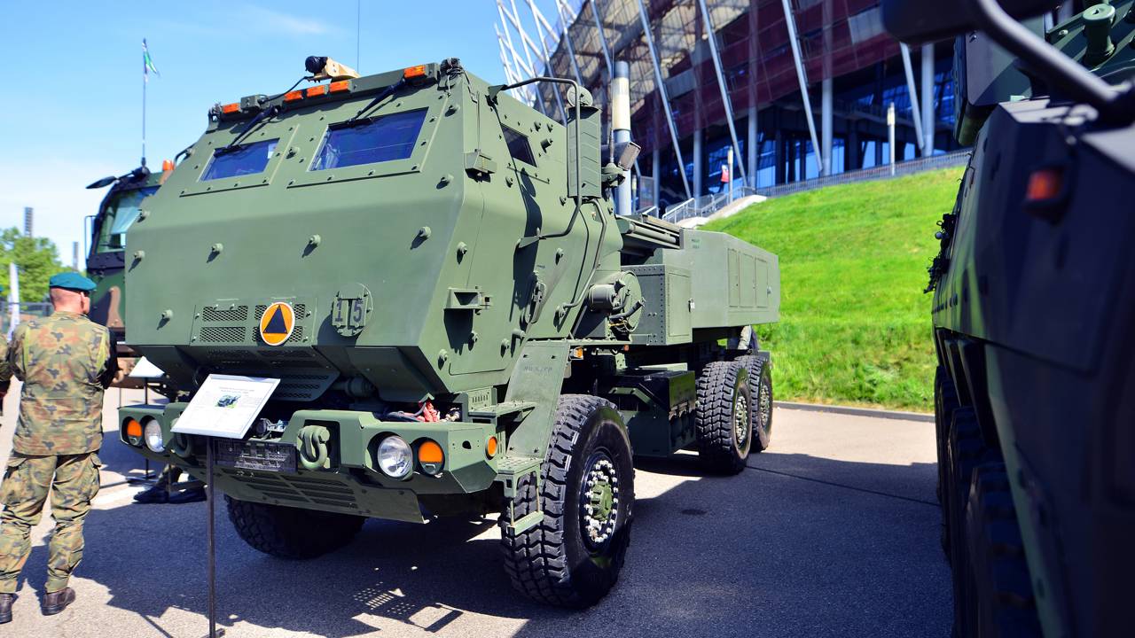 Com precisão guiada por GPS e alcance de 300 km, o sistema de foguetes HIMARS tornou-se a arma de artilharia mais ágil e letal da atualidade