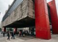 Com um vão livre de 74 metros e pilares vermelhos de concreto, o museu de 1968 tornou-se o maior ícone da arquitetura brutalista na capital paulista