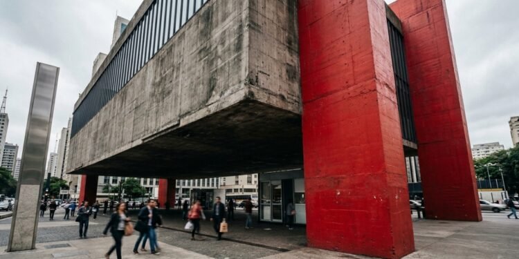 Com um vão livre de 74 metros e pilares vermelhos de concreto, o museu de 1968 tornou-se o maior ícone da arquitetura brutalista na capital paulista