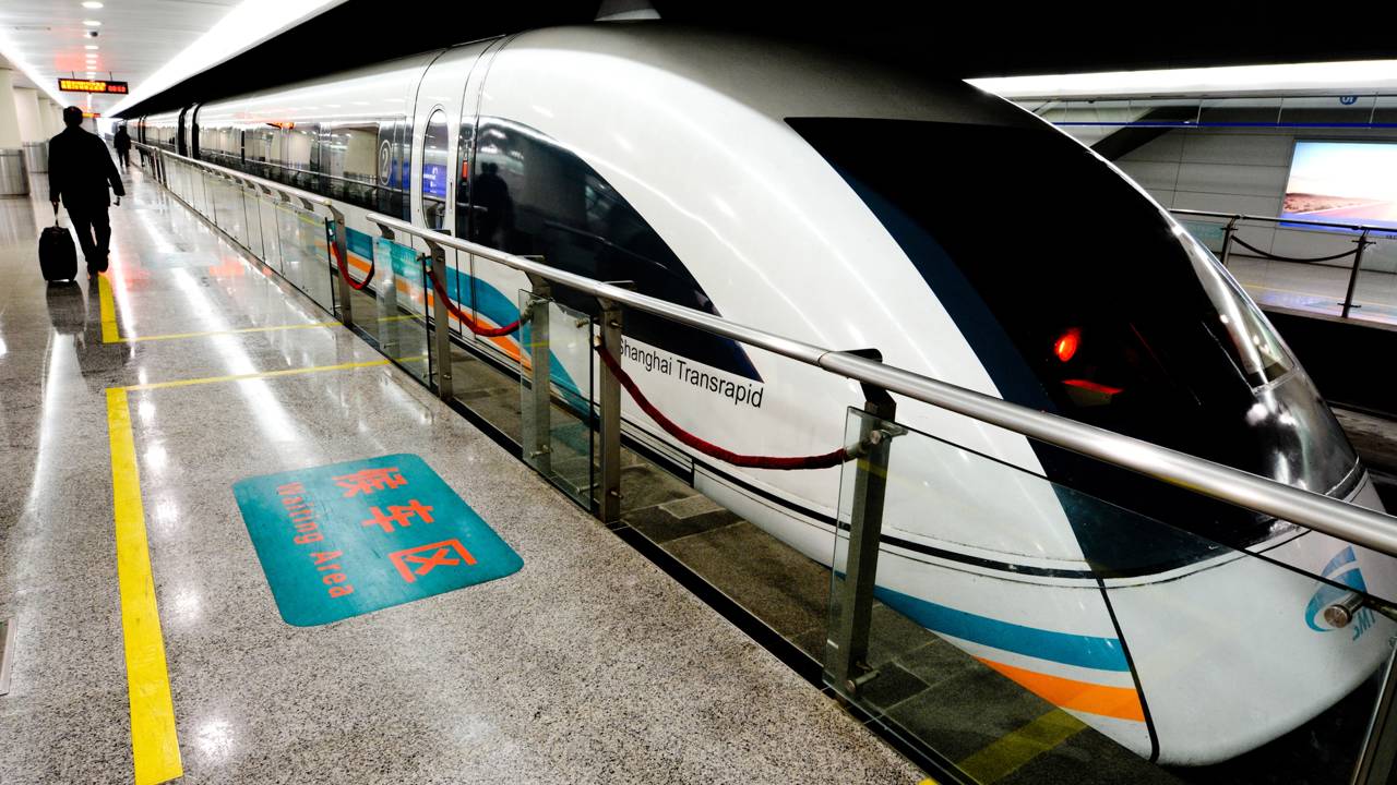 Com velocidade de 431 km/h e tecnologia de levitação magnética, o trem de Xangai flutua sobre os trilhos, sendo o mais rápido do mundo em operação