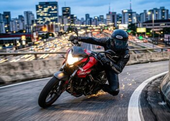 Equipada com quatro modos de pilotagem e 40 cavalos, a potente street indiana utiliza refrigeração líquida para garantir torque em qualquer clima