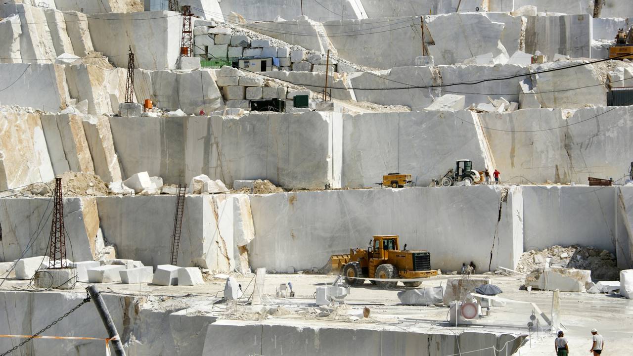 Esqueça o mármore comum, pois esta rocha branca de 2.000 anos vestiu o David de Michelangelo, sendo a obra-prima eterna da Itália