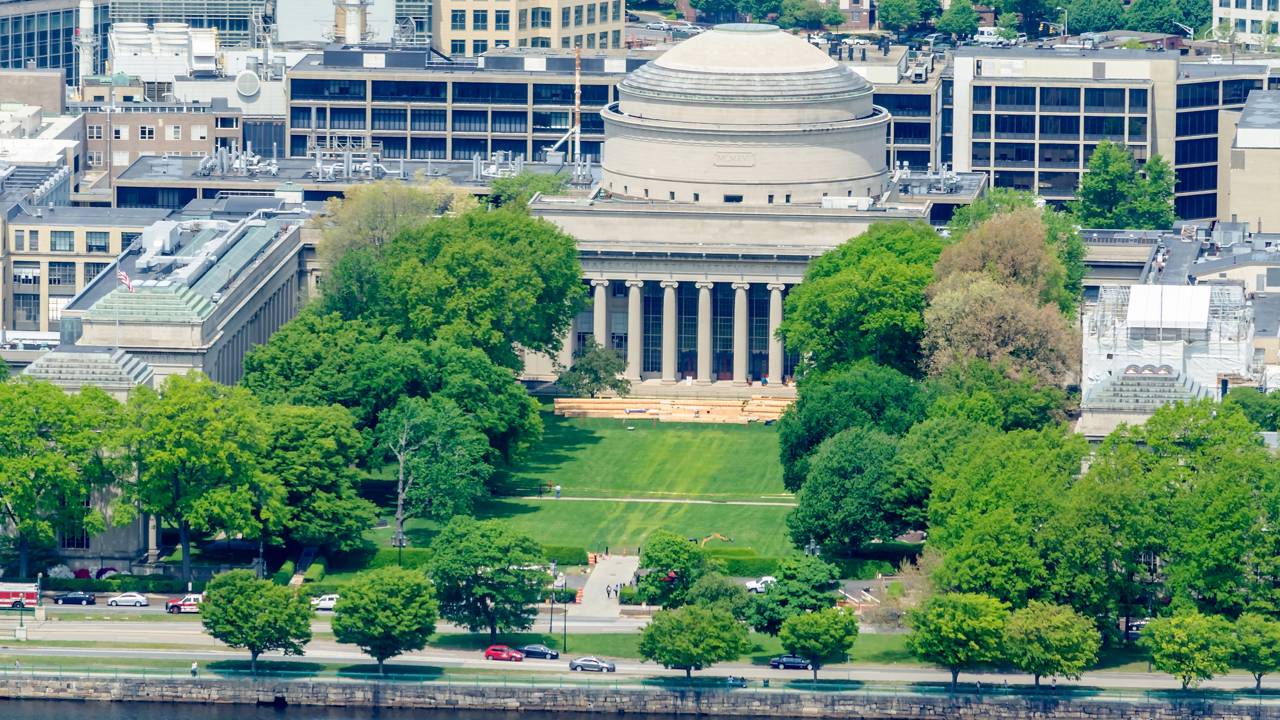 Com seus domos icônicos de 1916 e laboratórios de ponta, o complexo em Cambridge tornou-se o maior centro de tecnologia e inovação do planeta