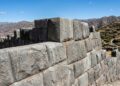 Encaixando blocos de 200 toneladas com precisão milimétrica, a fortaleza de Sacsayhuamán resiste há 500 anos sem usar argamassa em suas juntas