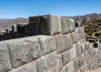 Encaixando blocos de 200 toneladas com precisão milimétrica, a fortaleza de Sacsayhuamán resiste há 500 anos sem usar argamassa em suas juntas