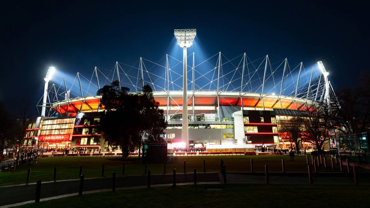 Com capacidade para 100.024 pessoas e inaugurado em 1853, o estádio australiano tornou-se a maior arena do hemisfério sul e o templo do críquete