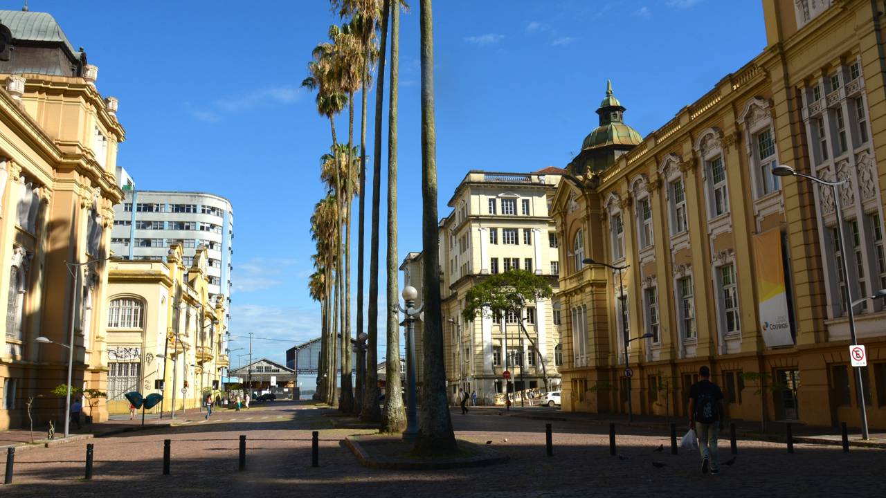 Com sua arquitetura neoclássica de 1910 e cúpulas de cobre, o antigo prédio dos correios virou o maior centro da memória gaúcha em Porto Alegre