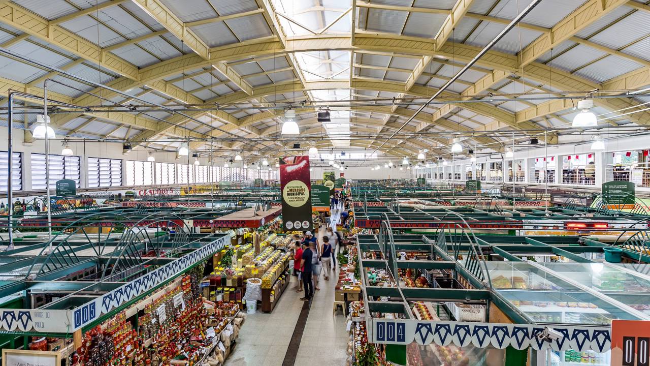 Com 15 mil metros quadrados de área e inaugurado em 1958, o mercado paranaense tornou-se o maior templo da gastronomia e dos produtos típicos de toda a Curitiba