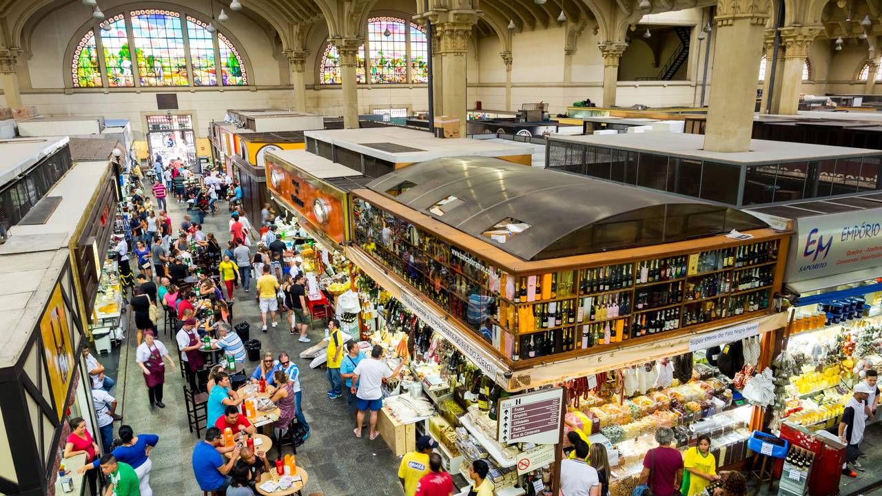 Com 12 mil metros qau e 72 vitrais de Conrado Sorgenicht, o Mercadão de 1933 tornou-se o maior templo gastronômico e histórico da capital paulista
