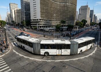 Deslocando mais de 200 pessoas de uma só vez, o colosso articulado de 23 metros utiliza um eixo traseiro direcional para contornar curvas apertadas nas metrópoles com facilidade