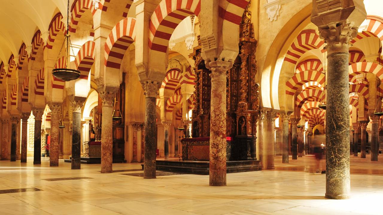 Com 856 colunas de jaspe e mármore de 784, a estrutura moura virou o maior símbolo da arquitetura islâmica e cristã de todo o mundo em Córdoba