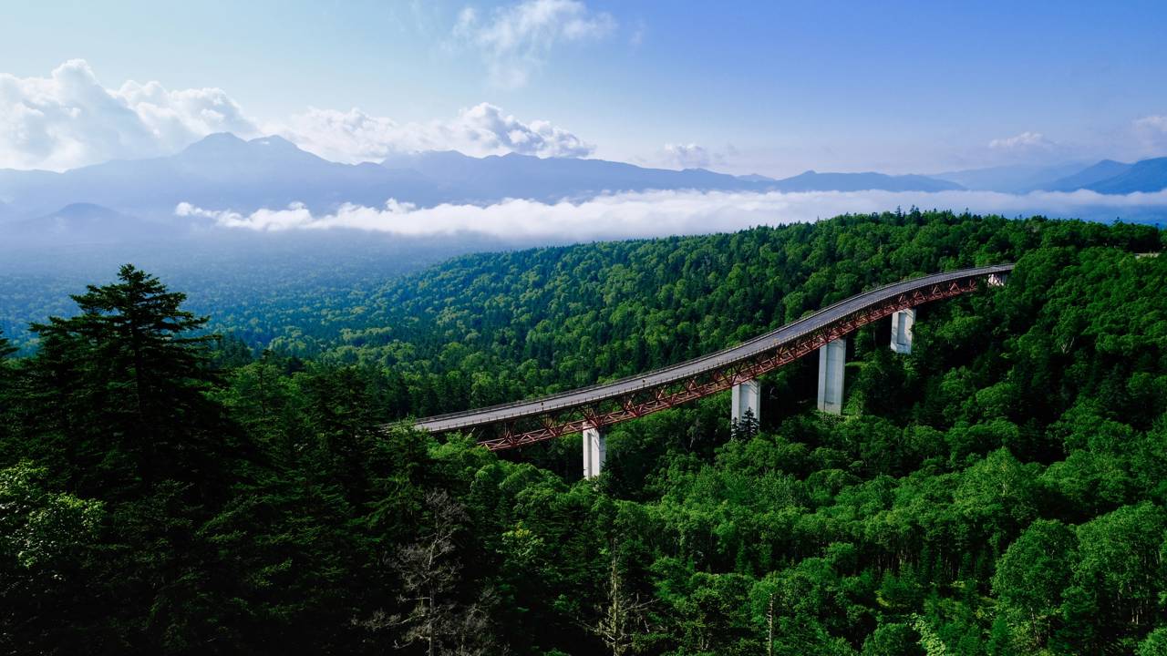 Estrada no Japão ganha fama por suas curvas a 1.139 metros de altitude, pois o trajeto de 1957 revela a vista mais bela do Monte Daisetsu em Hokkaido
