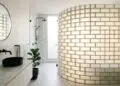 Esqueça as janelas comuns pois os tijolos de vidro jateado trazem luz natural com total privacidade e elegância para o seu ambiente interno
