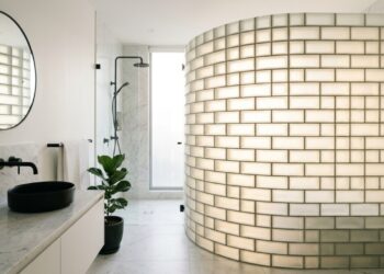 Esqueça as janelas comuns pois os tijolos de vidro jateado trazem luz natural com total privacidade e elegância para o seu ambiente interno