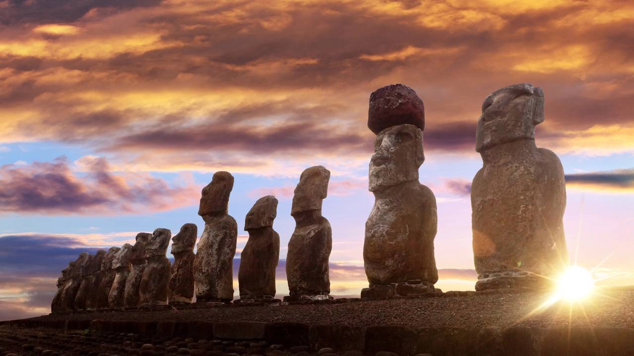 Com estátuas de até 10 metros e 80 toneladas, os monumentos de pedra vulcânica do século XIII tornaram-se o maior mistério da Ilha de Páscoa no Chile