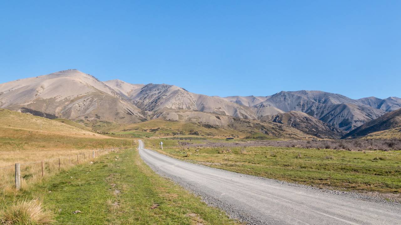 Estrada na Nova Zelândia percorre 200 km por uma fazenda gigante; aberta apenas no verão, a Molesworth Road cruza vales e montanhas isoladas