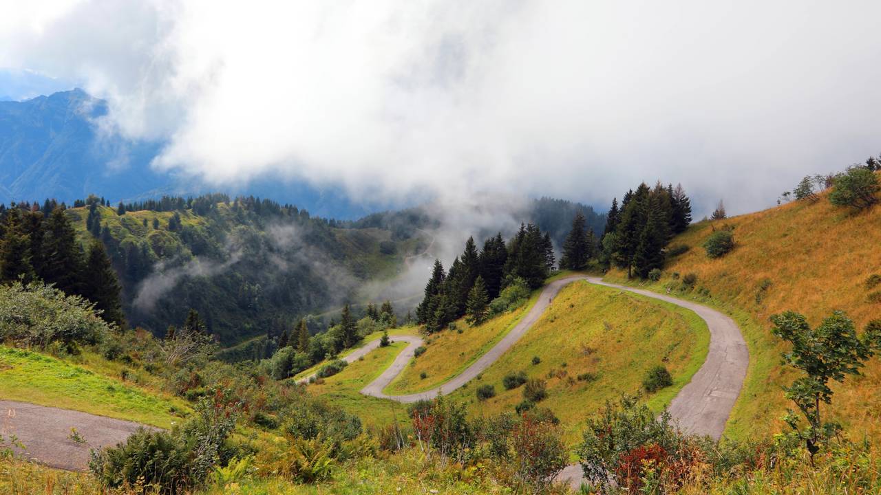 Estrada na Itália ganha fama por sua inclinação de 22%, pois o trajeto de 10 km é um dos desafios mais extremos do ciclismo de todo o mundo