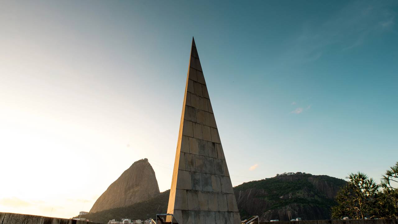 Com seu formato de pirâmide e projetado por Lucio Costa em 1973, o monumento no Aterro tornou-se o marco da fundação da cidade do Rio de Janeiro