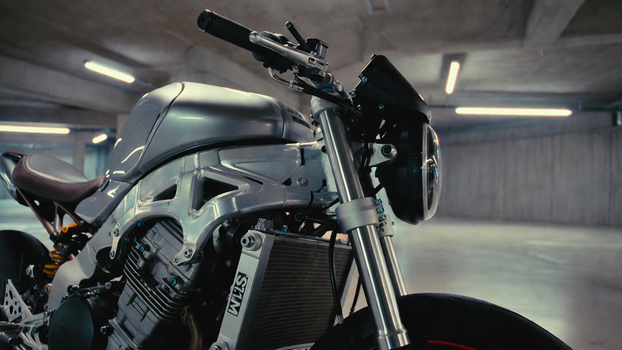 Disparando 119 cavalos com motor de três cilindros, a naked japonesa de 890cc utiliza sensores de inclinação para garantir a estabilidade