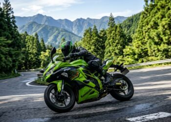 Acelerando até 10 mil giros com um motor bicilíndrico de 51 cavalos, a leve esportiva japonesa de 171 quilos transforma o trânsito diário em uma verdadeira pista de corrida