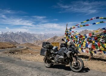 Estrada na Índia ganha fama por seus 5.328 metros de altitude, pois o trajeto no Himalaia é uma das passagens asfaltadas mais altas de todo o mundo