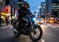 Ostentando freio ABS de série e farol com projetor de LED, a agressiva moto de 150 cilindradas da gigante japonesa consome apenas 1 litro a cada 45 km rodados nas capitais em 2026