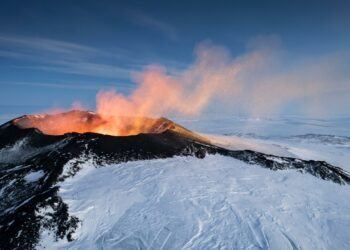 "Rio de Ouro" flui de vulcão na Antártida e espalha poeira preciosa por centenas de quilômetros