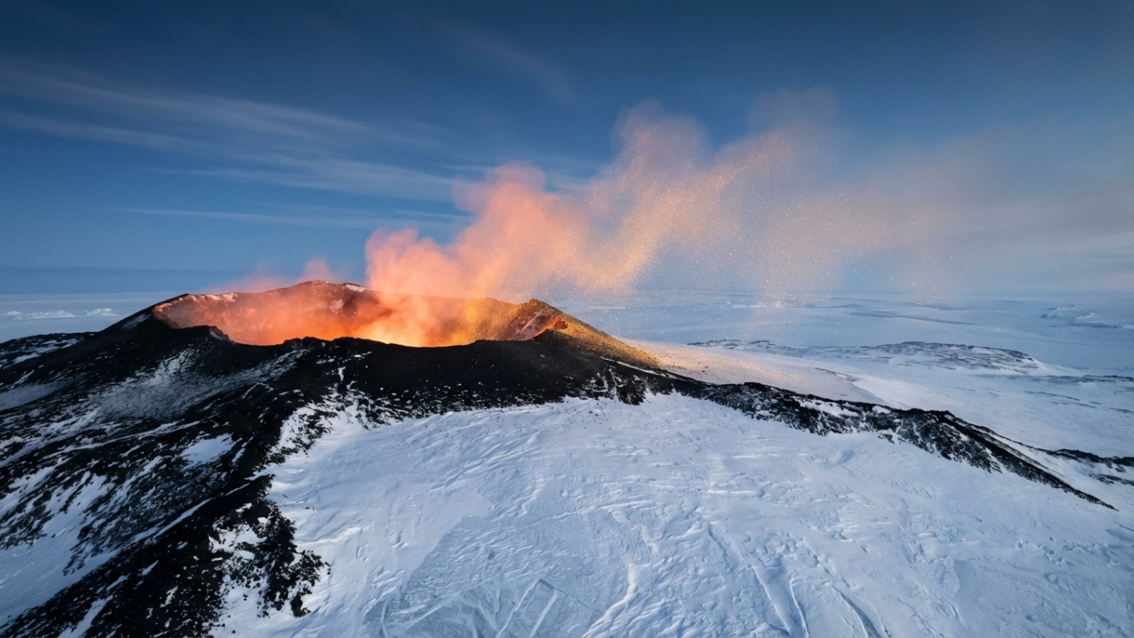 "Rio de Ouro" flui de vulcão na Antártida e espalha poeira preciosa por centenas de quilômetros