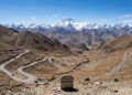 Estrada no Tibete ganha fama por seus 5.210 metros de altitude, pois suas 60 curvas em ziguezague revelam a vista de 5 picos acima de 8.000 metros