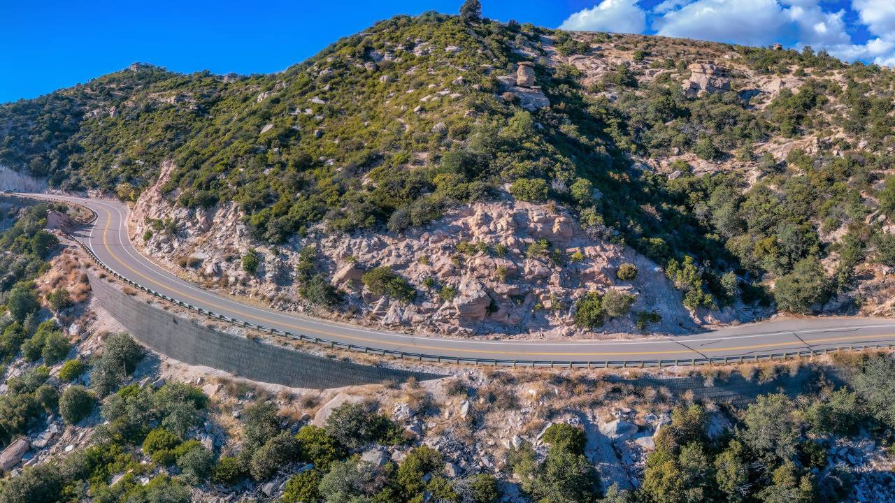 Rodovia no Arizona ganha fama por seus ecossistemas, pois sobe 1.800 metros em 43 km, transformando o deserto em uma floresta de pinheiros