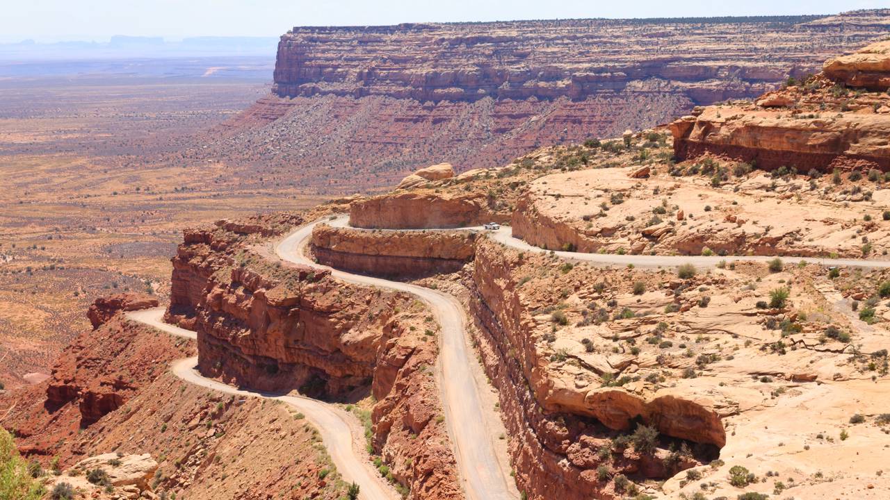 Estrada em Utah ganha fama por seus zigue-zagues, pois seus 5 km de cascalho esculpidos no penhasco descem uma inclinação de 10% no deserto