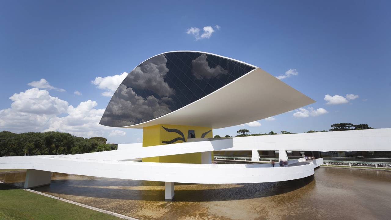 Com formato de olho e suspensa a 30 metros de altura, a obra de 2002 em Curitiba tornou-se o maior ícone da arquitetura de Oscar Niemeyer no Paraná