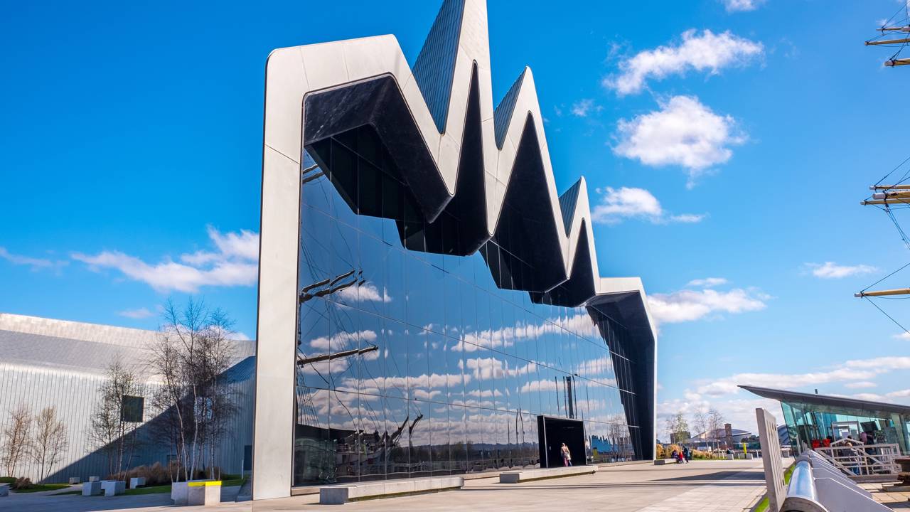 Com seu telhado em zigue-zague de zinco e 3.000 objetos, o museu de Zaha Hadid em Glasgow tornou-se o maior ícone do transporte e design escocês