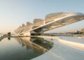 Com 30 mil metros quadrados de área e teto de painéis solares móveis, a obra de Calatrava, de 2015, tornou-se o ícone futurista do Porto Maravilha no Rio
