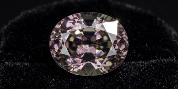 Esqueça o diamante, pois esta gema era um mito até valer US$ 35.000 o quilate, sendo a maior raridade da química mineral
