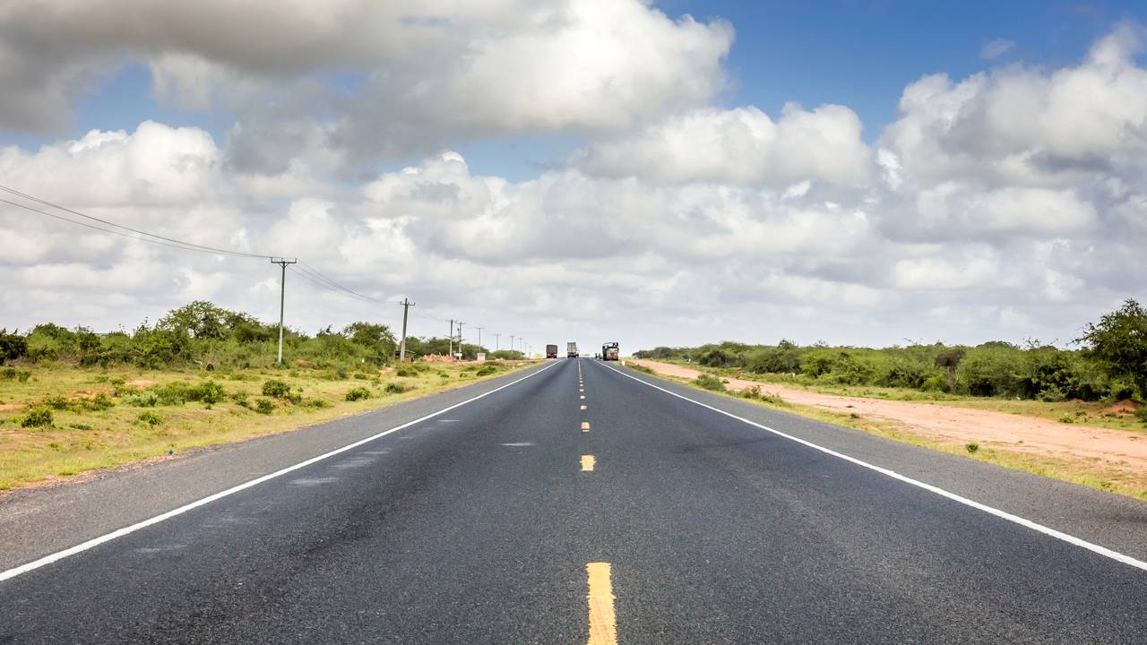 Rodovia no Quênia ganha fama por seus 482 km de extensão, pois o trajeto de 1970 entre a capital e o mar é o eixo vital do Leste Africano