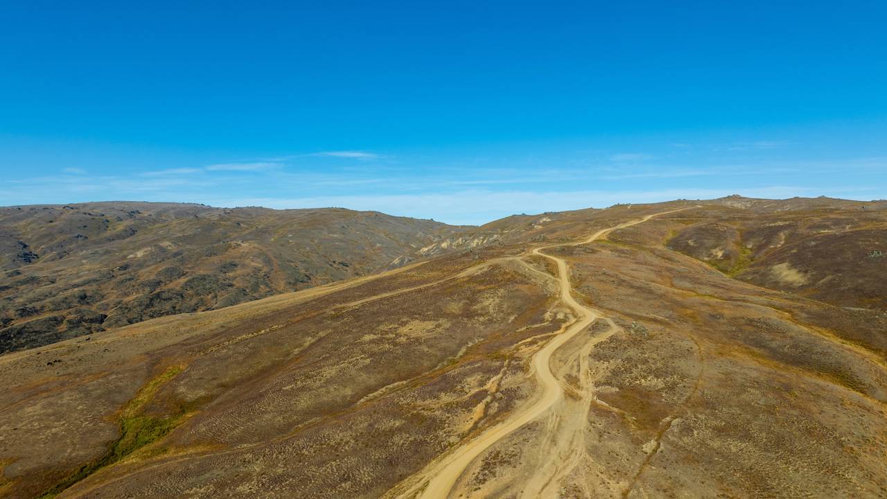Estrada na Nova Zelândia atinge 1.274 metros de altitude; com 40 km de cascalho e 27 travessias de rio, a Nevis Road é a rota mais alta e selvagem do país
